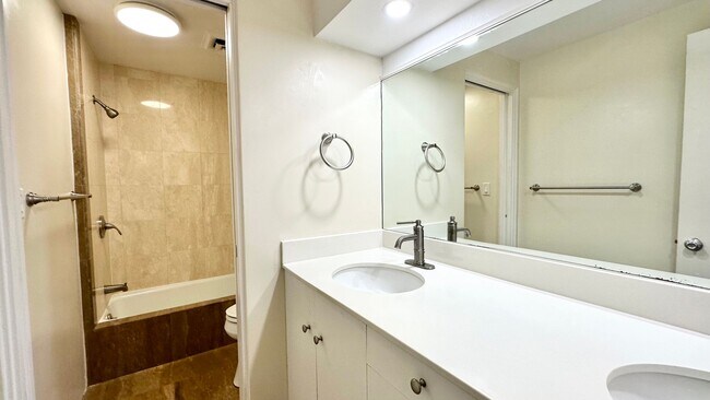 Building Photo - 3643 Diamond Head Rd