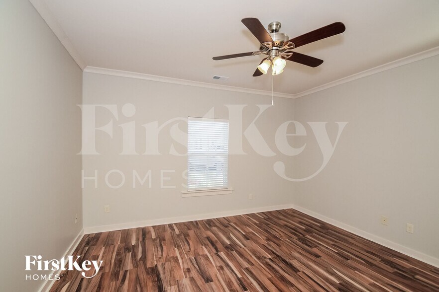 Building Photo - 810 Hawthorn Ln