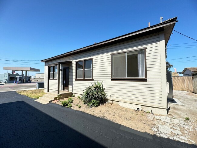 Building Photo - 1361-1371 Paso Robles St.