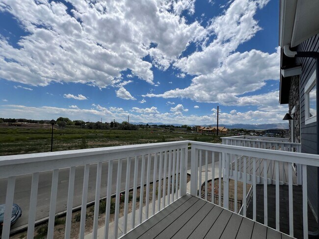 Building Photo - Spacious Recent Newbuild Townhome with Fine Finishes , 2-Car Attached Garage  ***Owner will Credi...