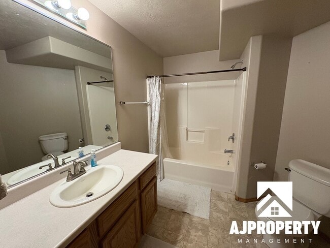 Building Photo - 5509 S Sarmar Ave