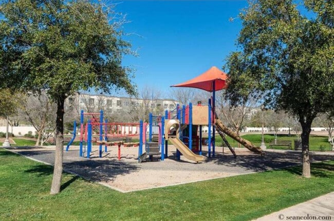 Building Photo - 2726 S Equestrian Dr