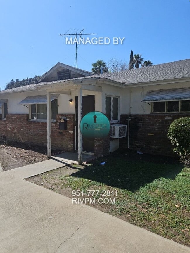 Building Photo - This centrally located Riverside duplex will go fast!!