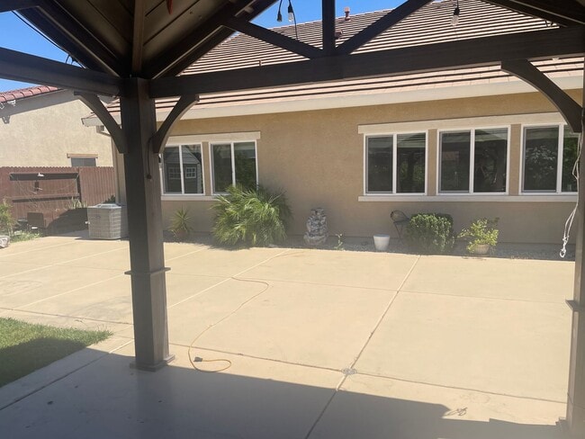 Building Photo - 519 Camelot Dr