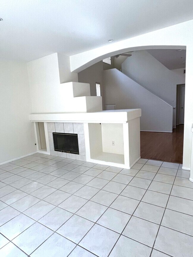 Building Photo - ***SPACIOUS 4 BEDROOM | 3 BATH TOWNHOUSE W...