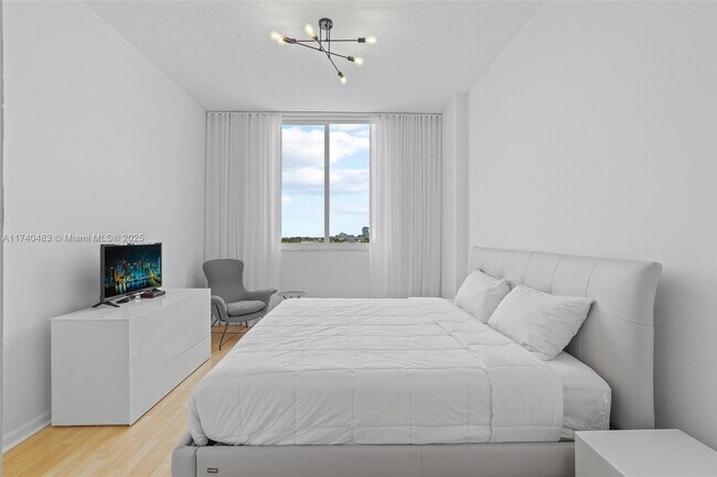 Building Photo - 2775 NE 187th St