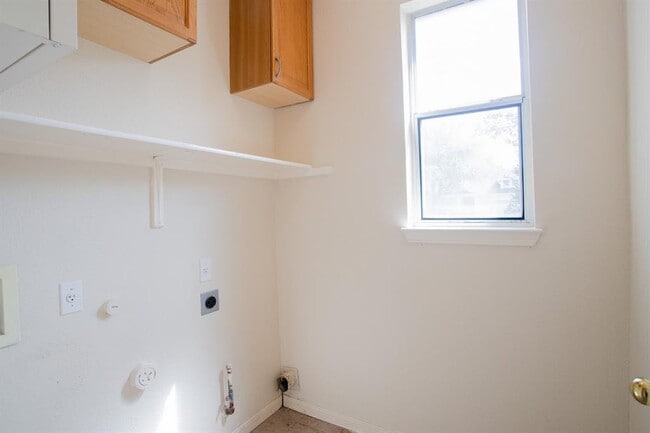 Building Photo - 4001 Barlow Dr