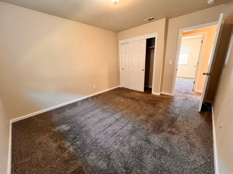 Primary bedroom - 546 N Gertrude Ave