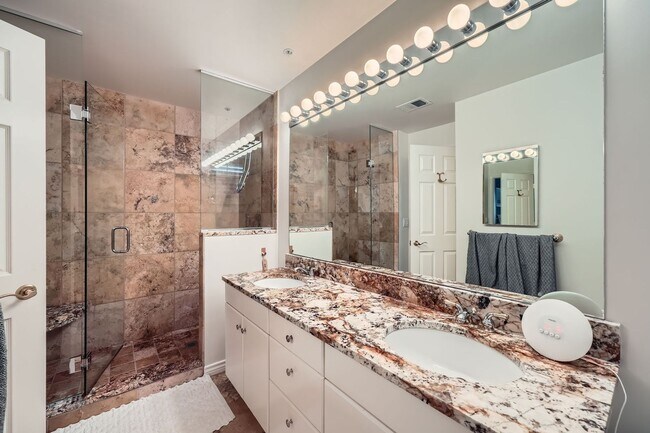 Building Photo - Gorgeous Cherry Creek Townhome - 2 bed 2 bath with 1 car garage