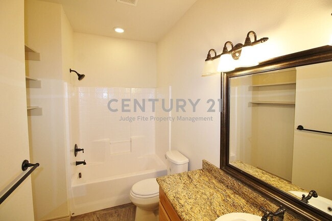 Building Photo - Well Maintained 2/2/1 Duplex For Rent!