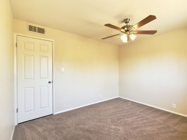 Building Photo - 1913 E El Parque Dr