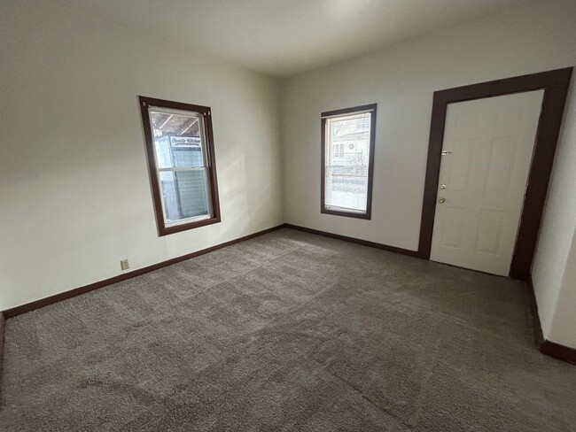 Building Photo - Charming One-Bedroom Home with Den and Cov...