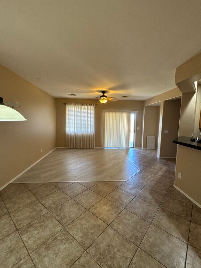 Building Photo - 5 bedroom home in the Anthem Parkside