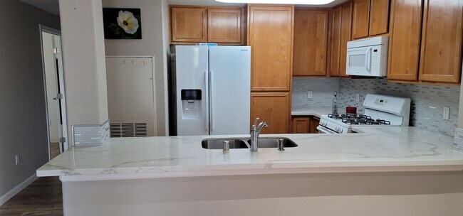 Building Photo - Elk Grove Condo For Rent! ~ MOVE IN SPECIAL!