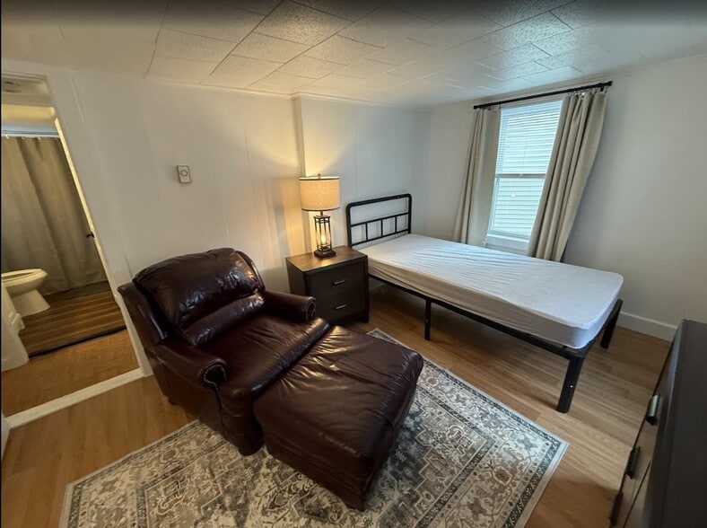 Building Photo - 47 Oak Terrace