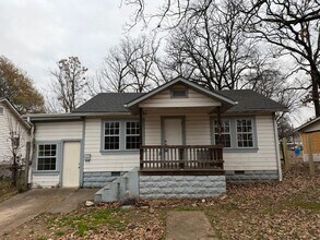 Building Photo - $1300 Move In Special