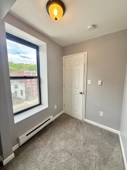 Building Photo - 429 3rd St