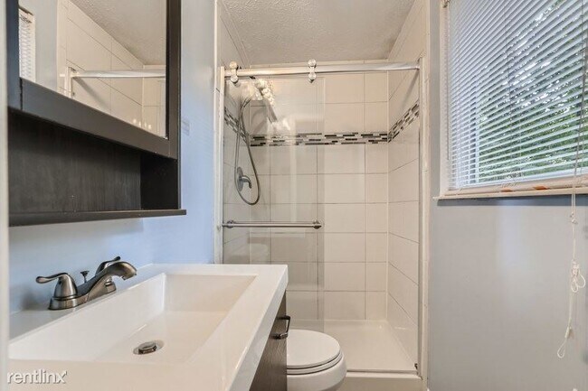 Building Photo - 3 br, 2.5 bath House - 5909 Chatham Court ...