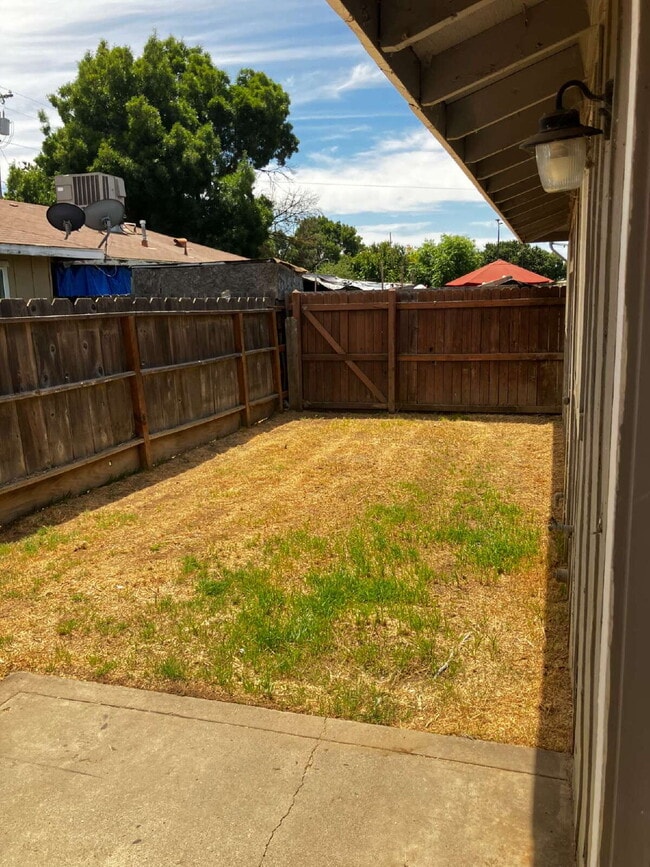 Building Photo - "Charming 3-Bedroom 1 BATH  Haven in Merce...