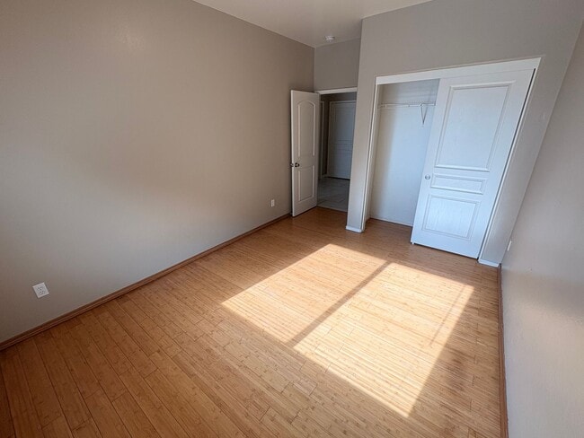 Building Photo - Lovely 5 Bedroom Home