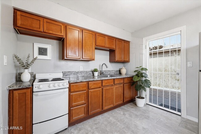 Building Photo - 1202 N 49th Pl