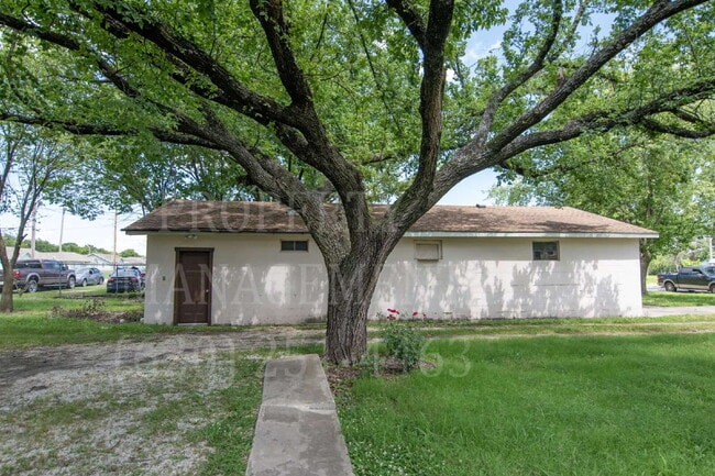Building Photo - 3-Bed, 1.5-Bath with Detached Dual-Access ...