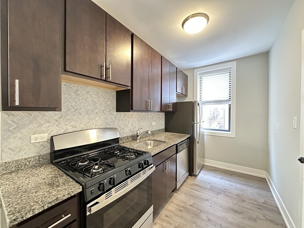Building Photo - 721 W Brompton Ave