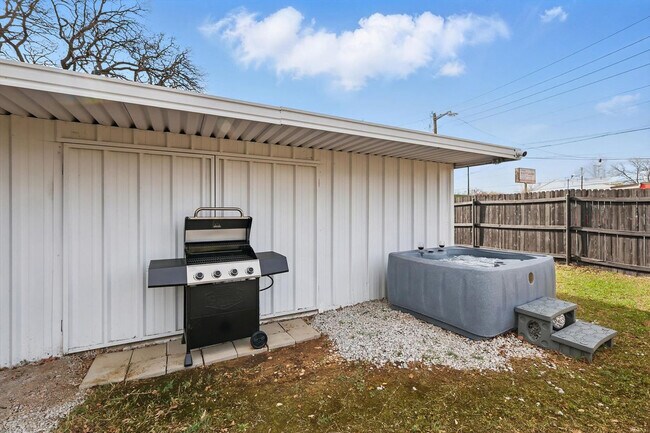 Building Photo - 2336 Minnie St