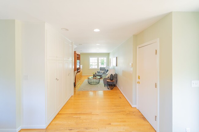 Building Photo - Enchanting Portland Heights 5BD House: You...