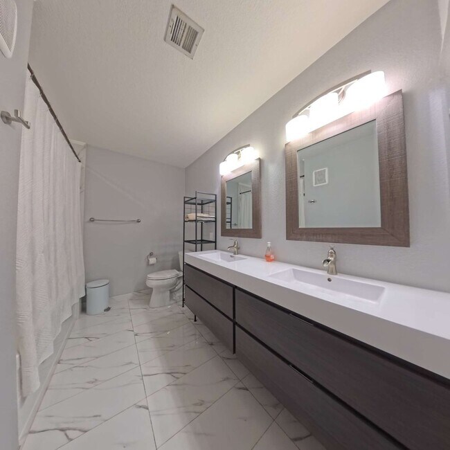 Building Photo - Highly Remodeled | 2nd Floor | Vaulted Ceilings