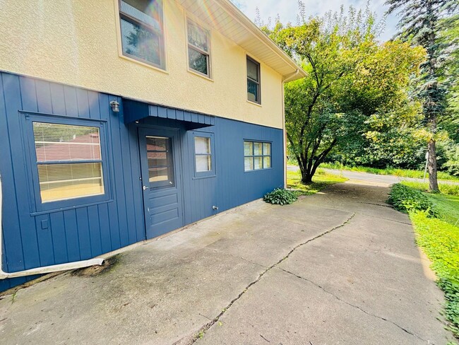 Primary Photo - Quaint 1bed 1bath Lower Level Unit, With P...