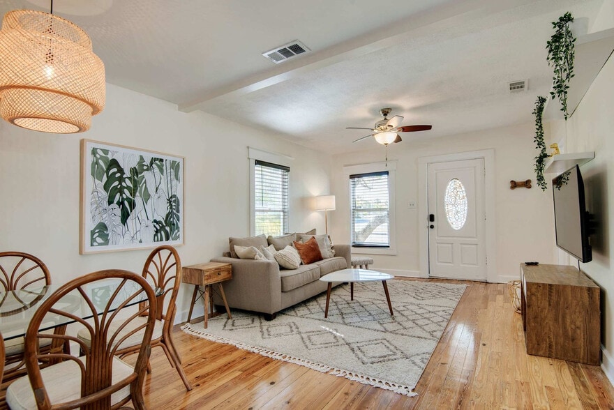 Building Photo - 108 E Flora St