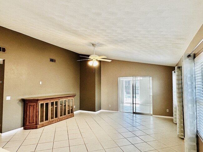 Building Photo - 840 104th Ave N