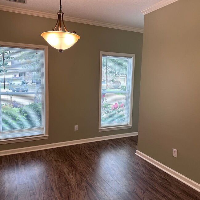 Building Photo - 2 bed, 2.5 bath townhome, all appliances i...