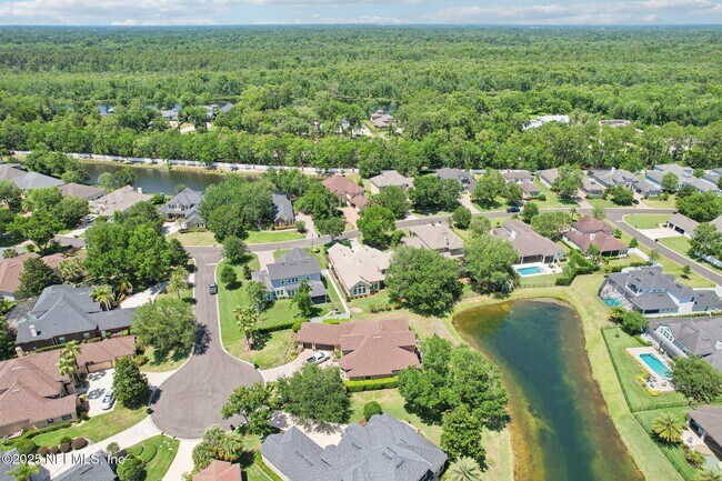 Building Photo - 717 E Dorchester Dr