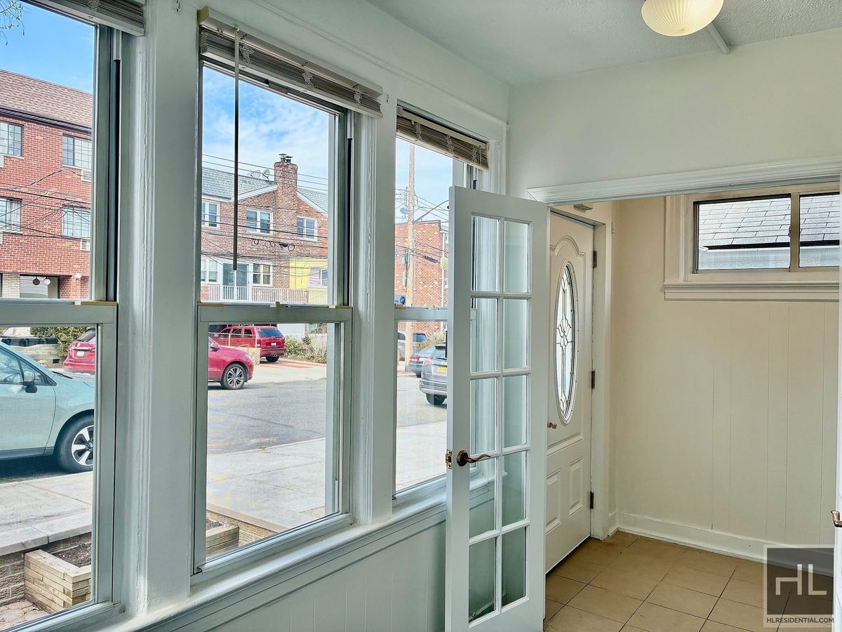 Building Photo - Large 2.5 bed 2 bath duplex with in unit W/D, Private Yard, Shed & Parking Available for an addit...