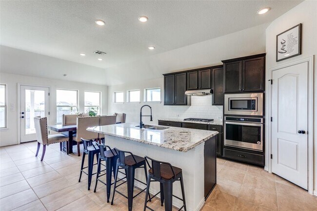 Building Photo - 874 Spinnaker Loop