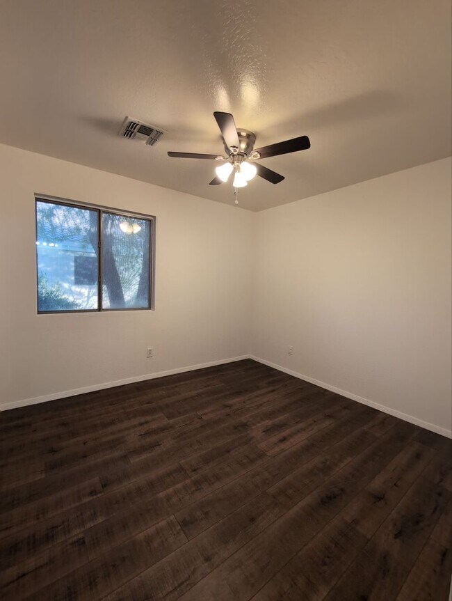 Building Photo - Charming 3 bedroom w/ Den home, ready for immediate move-in!