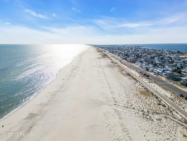 Building Photo - 913 N Ocean Ave