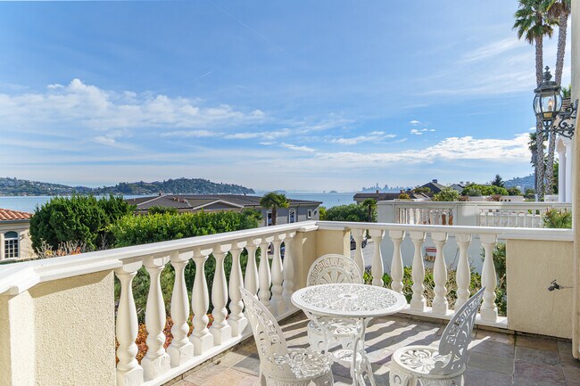 Building Photo - 17 Heron Dr