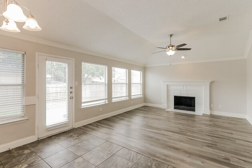 Building Photo - 2524 Hackberry Creek