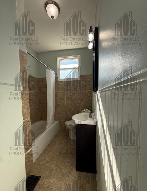 Building Photo - 726 E Main St