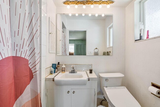 Building Photo - Charming 3-bdrm/2-bath Mid-Century ranch—A...