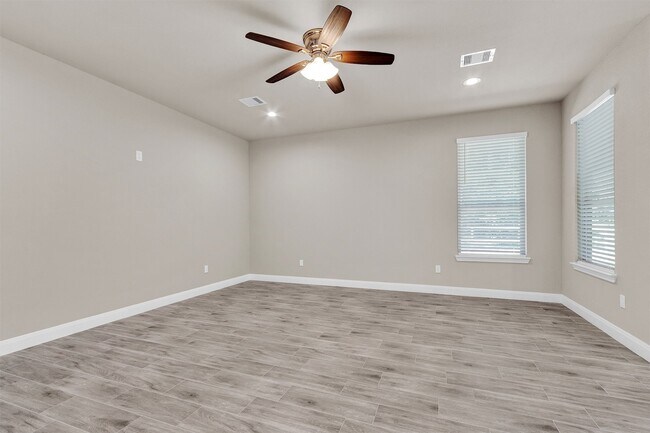 Building Photo - 11101 Park Dr