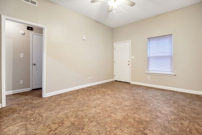 Building Photo - 701 Peachers Dr