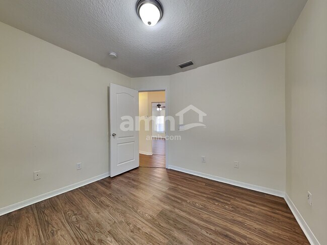 Building Photo - 8431 Deer Chase Dr