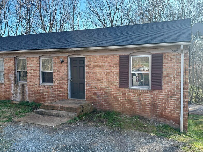 Apartment Building - 183 Loch Ln