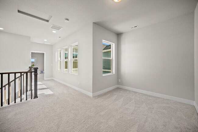 Building Photo - Modern 4 Bedroom, 2 Bathroom Westside Home with Balcony Views of Garden of the Gods!
