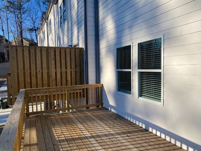 Building Photo - Modern 3-Story Townhome Near Woodstock High & Middle School