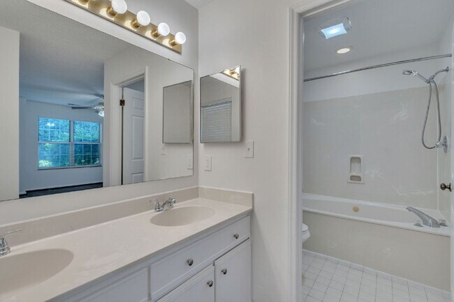 Building Photo - Welcome to Parkview Condos! This beautiful...